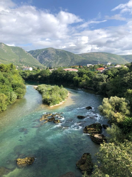 Fluss in Mostar unweit der Old Bank
