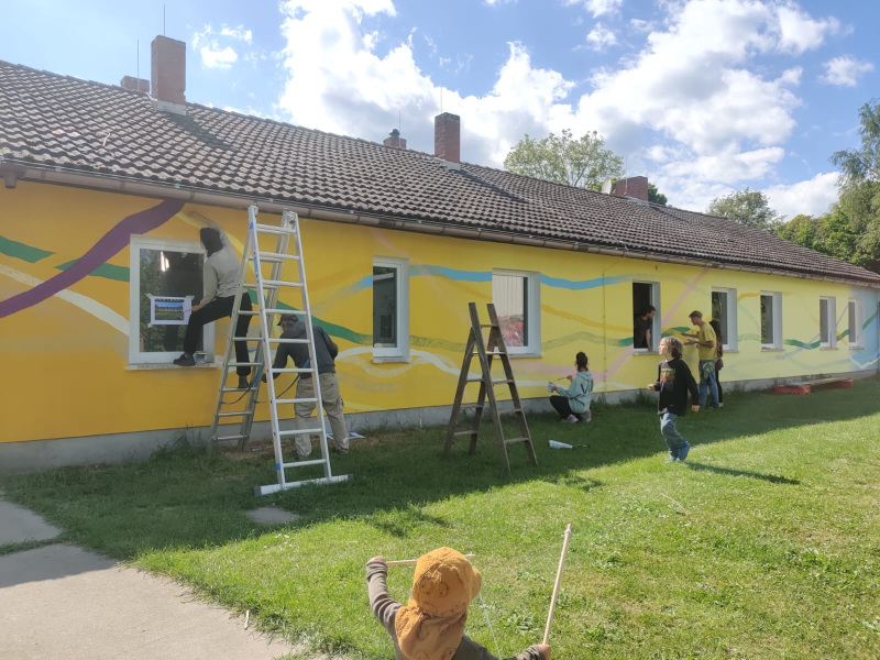 Pfade, Fades und Vielfalt - Wandbild für die neue Grundschule „Lernort“ in Tückhude, Mai 2025