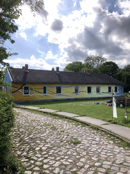 Pfade, Fades und Vielfalt - Wandbild für die neue Grundschule „Lernort“ in Tückhude, Mai 2025